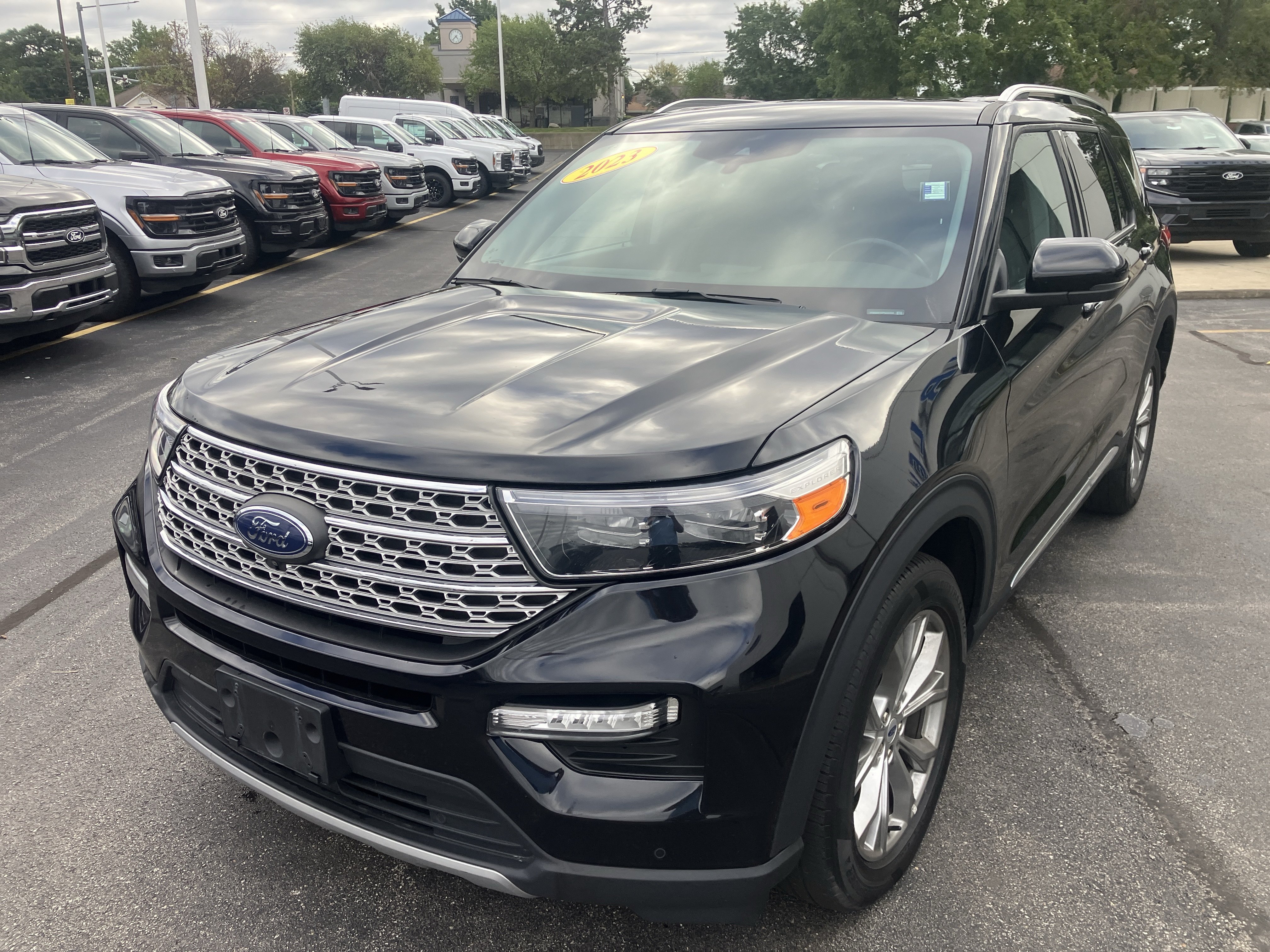 Certified 2023 Ford Explorer Limited AWD/4WD image 3