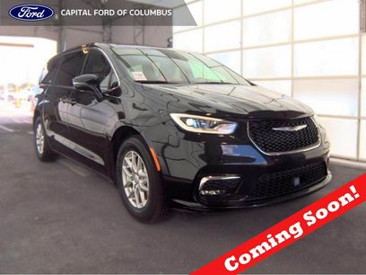 Used 2025 Chrysler Pacifica Select