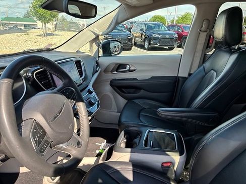 Used 2023 Chrysler Pacifica Touring-L FWD image 23