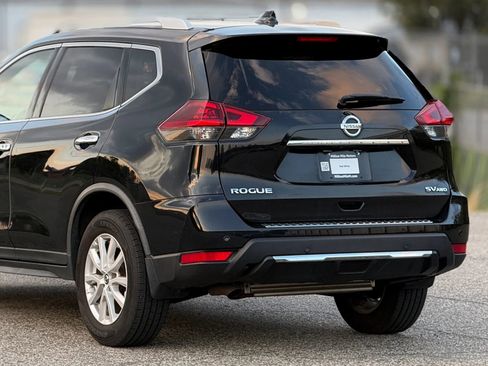 Used 2019 Nissan Rogue SV image 16