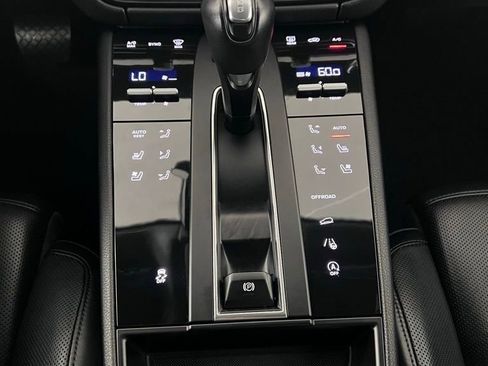 Certified 2024 Porsche Macan image 36