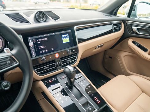 Used 2024 Porsche Macan image 17