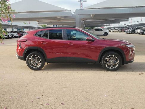 Used 2025 Chevrolet Trax LT FWD image 9
