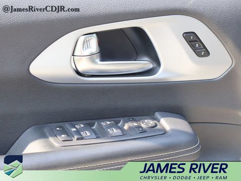 Used 2025 Chrysler Pacifica Limited FWD image 21