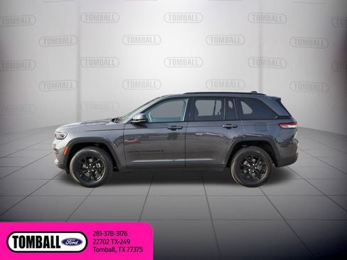 Used 2025 Jeep Grand Cherokee Altitude RWD image 5