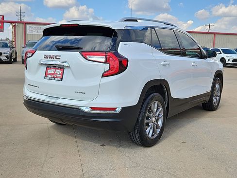 Used 2024 GMC Terrain SLT image 3