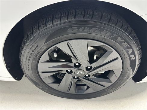 Used 2023 Hyundai Elantra SEL image 13