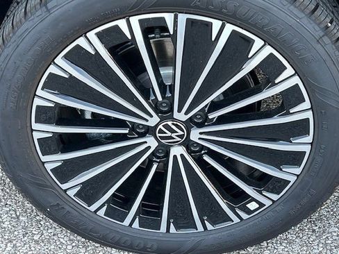 New 2025 Volkswagen Taos SE image 11