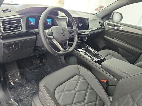 Used 2025 Volkswagen Atlas Cross Sport SE w/ Panoramic Sunroof Package FWD image 16