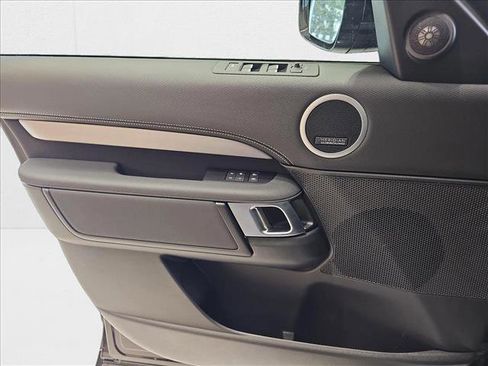 New 2025 Land Rover Discovery Dynamic SE image 29