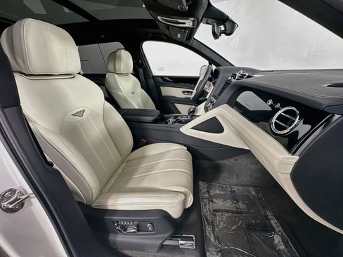 Used 2025 Bentley Bentayga AWD/4WD image 27