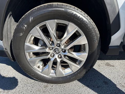 Used 2021 Toyota RAV4 XLE Premium image 26