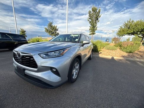 Used 2020 Toyota Highlander LE AWD/4WD image 14