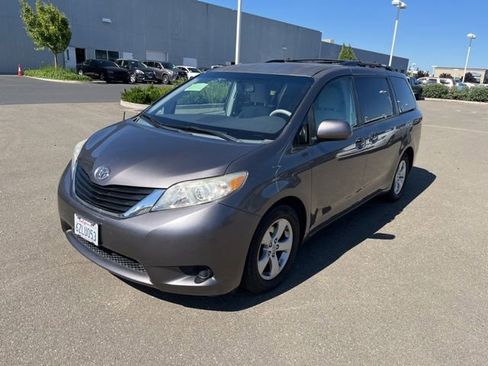 Used 2013 Toyota Sienna LE FWD image 1
