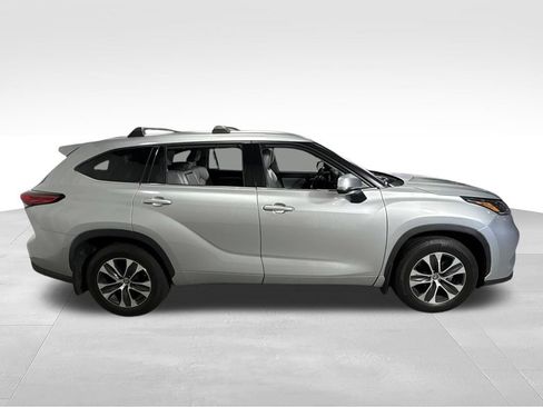 Used 2021 Toyota Highlander XLE AWD/4WD image 8