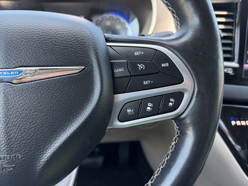 Used 2021 Chrysler Pacifica Touring-L FWD image 25