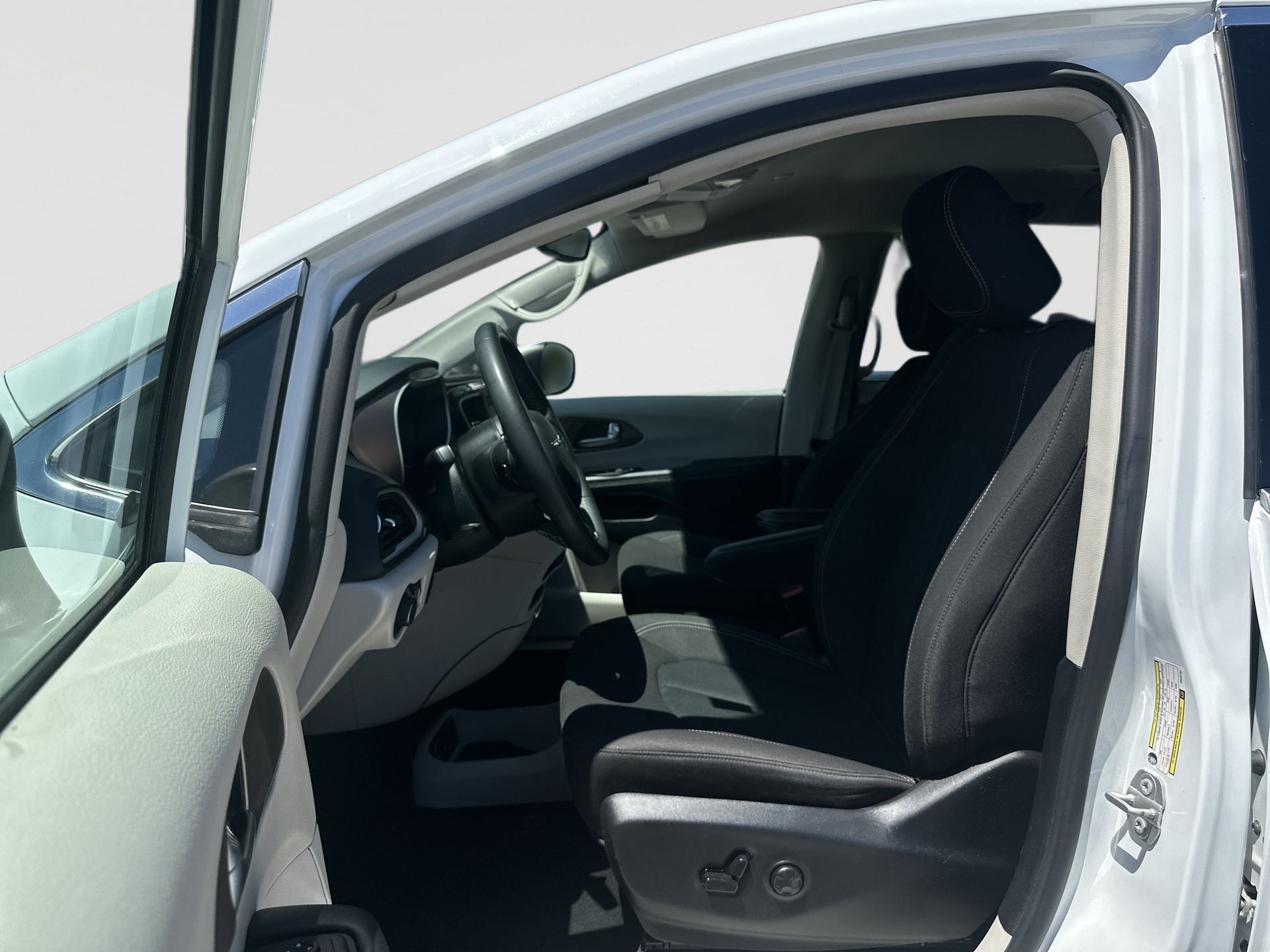 Used 2023 Chrysler Voyager LX FWD image 18
