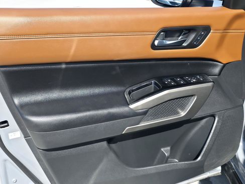 Used 2023 Nissan Pathfinder Platinum FWD image 15