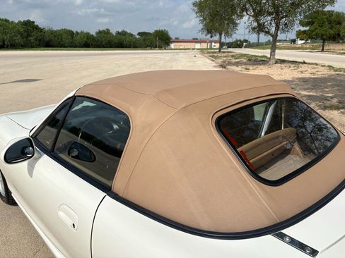 Used 2000 MAZDA MX-5 Miata RWD image 8