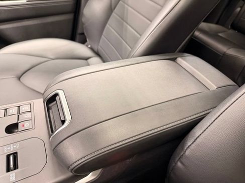 Used 2024 Toyota Highlander XLE AWD/4WD image 40