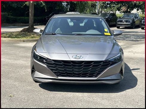 Used 2023 Hyundai Elantra SE FWD image 2