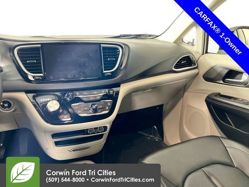 Used 2024 Chrysler Pacifica Touring-L image 27