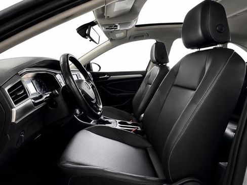 Used 2019 Volkswagen Jetta SE w/ Cold Weather Package FWD image 13