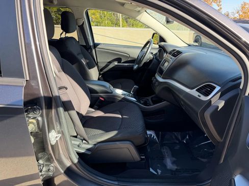 Used 2017 Dodge Journey SE w/ Flexible Seating Group image 47
