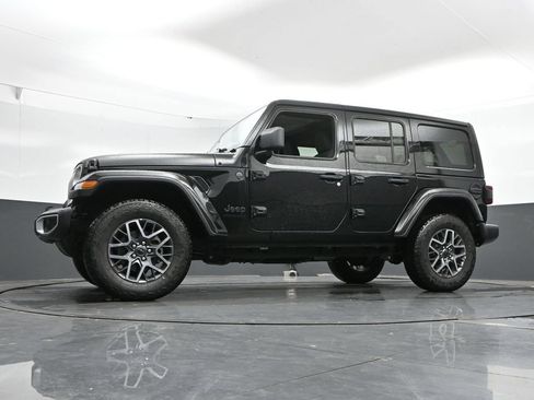Used 2025 Jeep Wrangler Unlimited Sahara AWD/4WD image 44