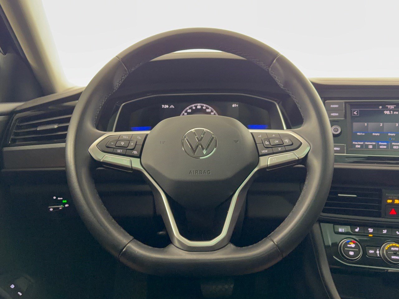 Used 2023 Volkswagen Jetta SE FWD image 10