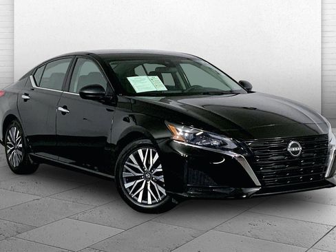 Used 2025 Nissan Altima 2.5 SV FWD image 1