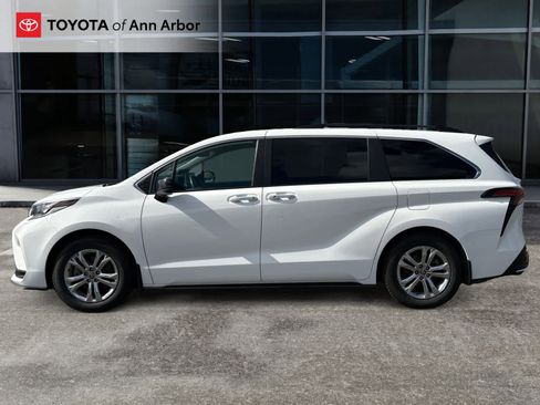 Used 2023 Toyota Sienna XSE w/ XSE Plus Package AWD/4WD image 3