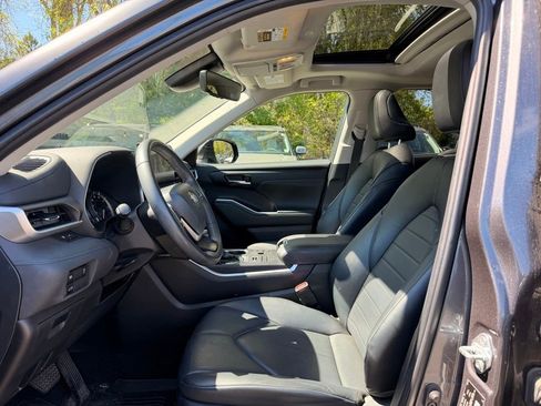 Used 2024 Toyota Highlander XLE AWD/4WD image 12