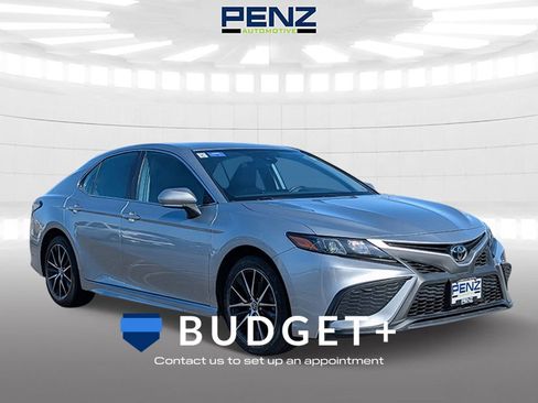 Used 2022 Toyota Camry SE image 1