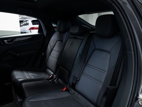 Used 2022 Porsche Cayenne Coupe image 21