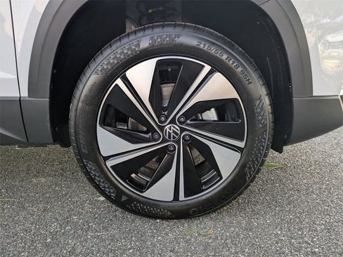 New 2026 Volkswagen Taos SE image 11