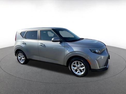 Used 2025 Kia Soul LX w/ LX Technology Package image 2