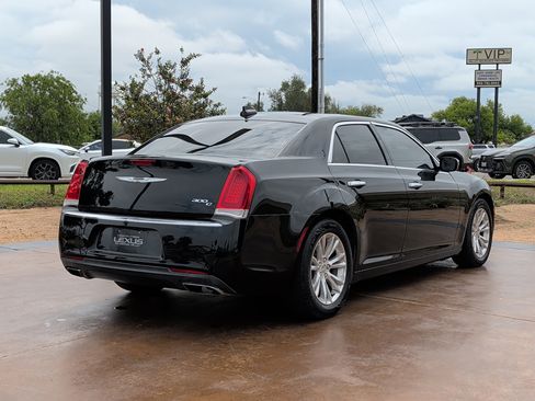 Used 2017 Chrysler 300 C image 2