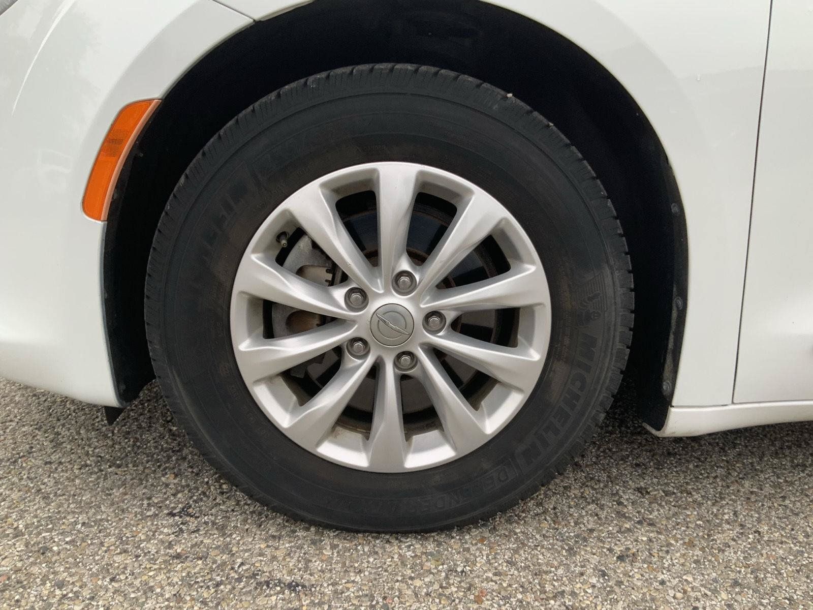 Used 2017 Chrysler Pacifica Touring-L FWD image 12