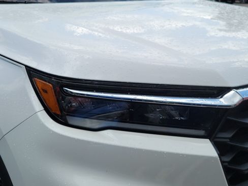 Used 2024 Honda Pilot LX image 8