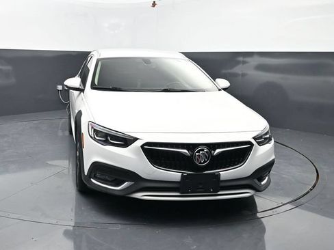 Used 2018 Buick Regal Essence w/ Driver Confidence Package #1 AWD/4WD image 2
