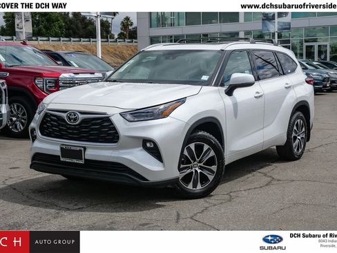 Used 2022 Toyota Highlander XLE AWD/4WD image 1