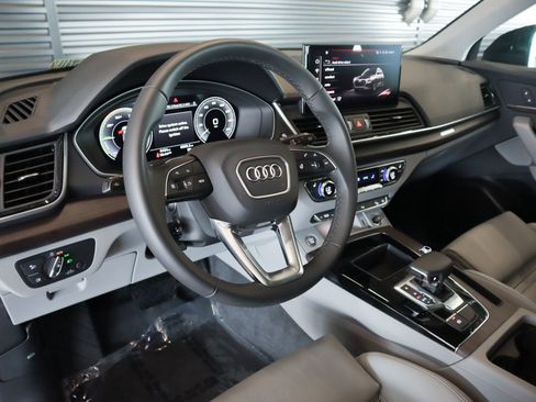 Used 2024 Audi Q5 e Premium w/ Convenience Package image 17