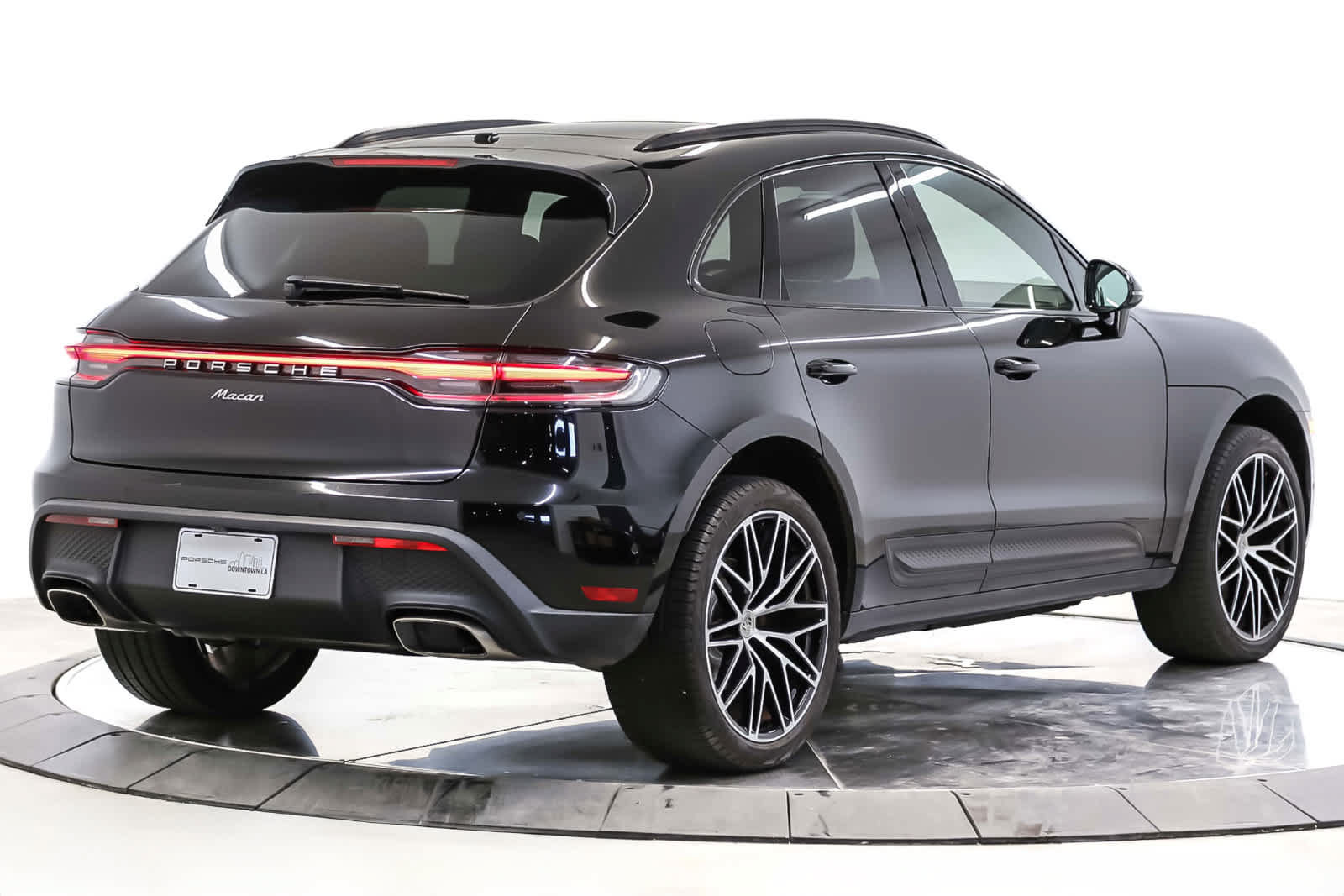 Used 2024 Porsche Macan AWD/4WD image 9