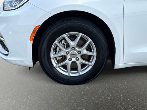 Used 2023 Chrysler Pacifica Touring-L FWD image 12