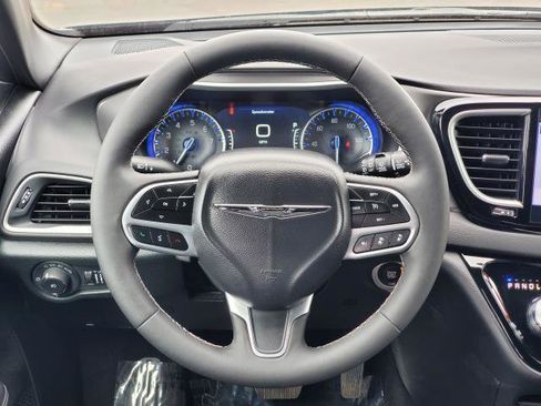 Used 2025 Chrysler Pacifica Select image 22