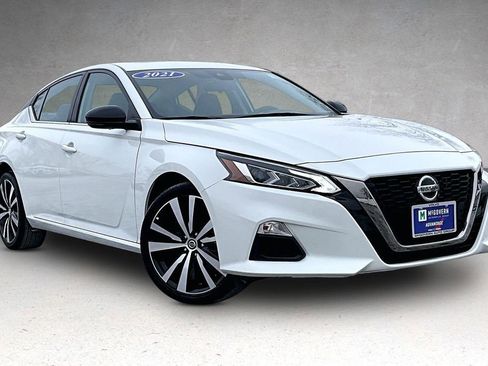Used 2021 Nissan Altima 2.5 SR w/ SR Premium Package image 3