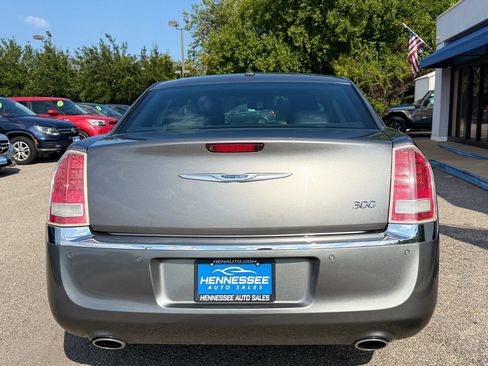 Used 2011 Chrysler 300 Limited RWD image 10