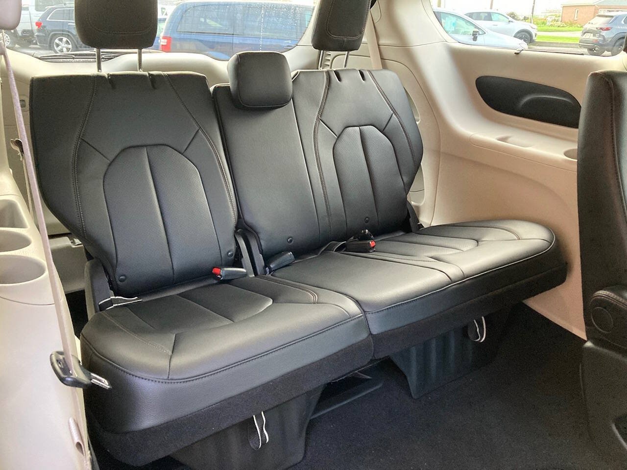 Used 2020 Chrysler Pacifica Touring-L FWD image 14
