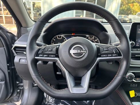 Used 2025 Nissan Altima 2.5 SR FWD image 14